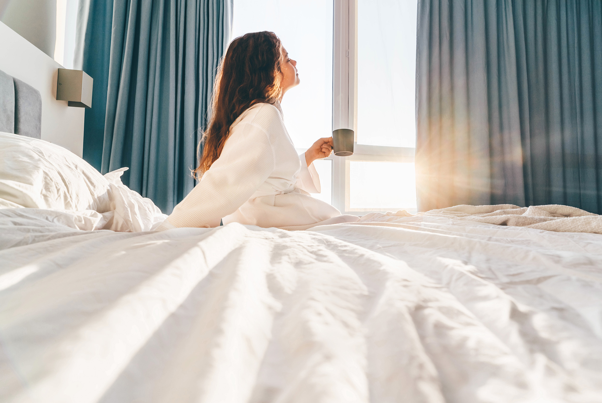 Первый день в постели. Утро в спальне. Солнечный свет в комнате. Раннее утро в комнате. Солнечное утро в квартире.
